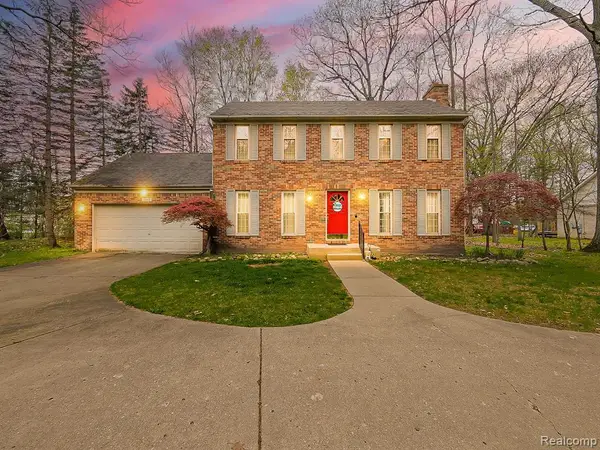 3688 Old Creek, Rochester Hills, MI 48307