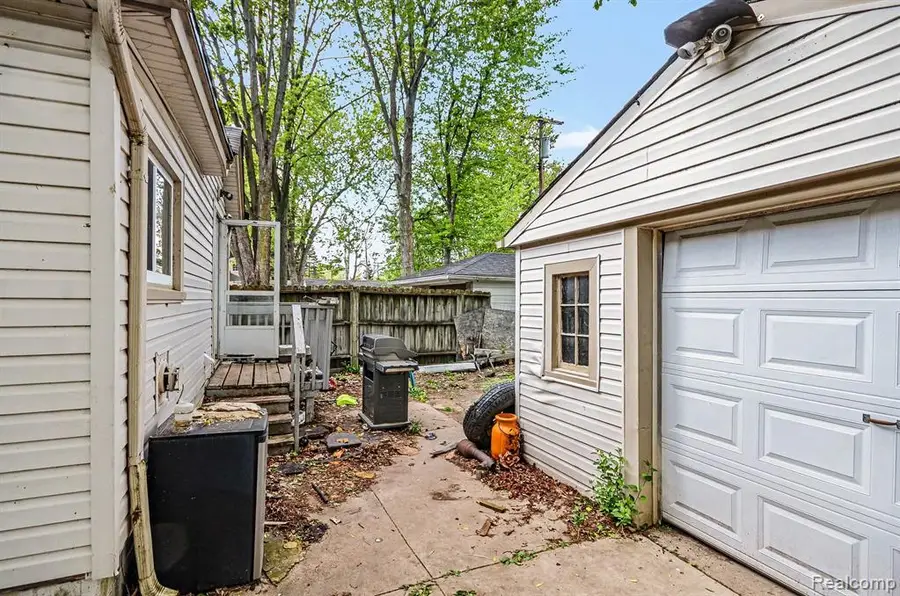 2126 Roslyn, Grosse Pointe Woods, MI 48236 - #2
