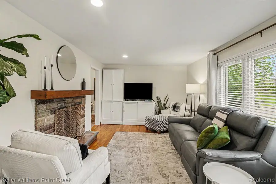 425 Cabinet, Milford, MI 48381 - #3