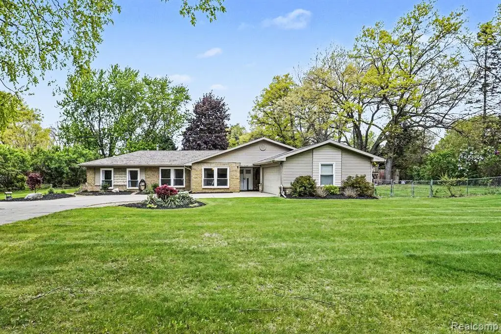 9511 Longmeadow, Fenton, MI 48430 - #1