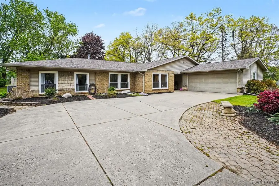 9511 Longmeadow, Fenton, MI 48430 - #2