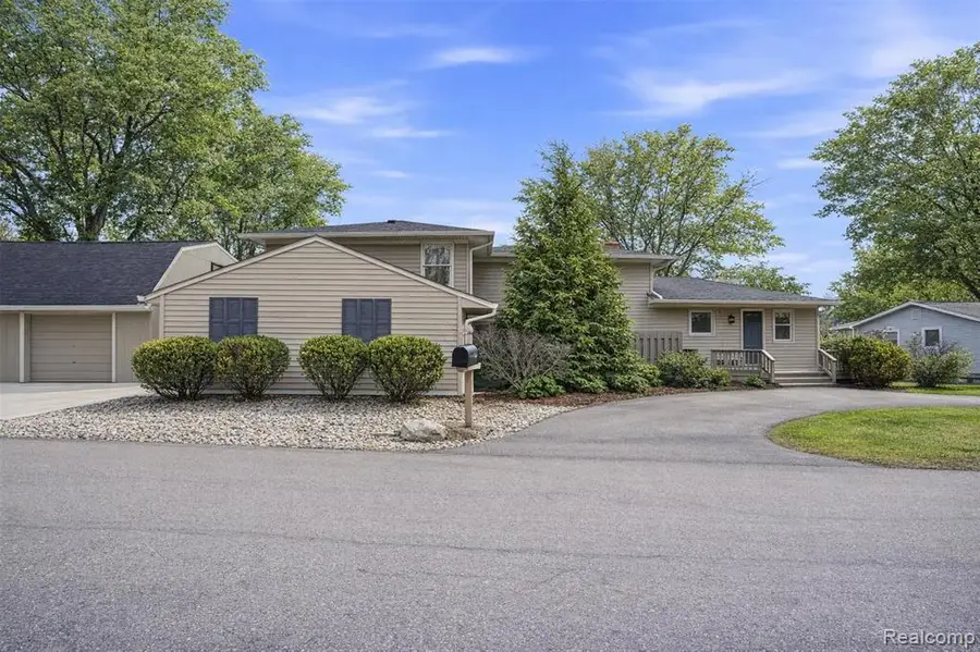 5370 Edgelake, Pinckney, MI 48169 - #2