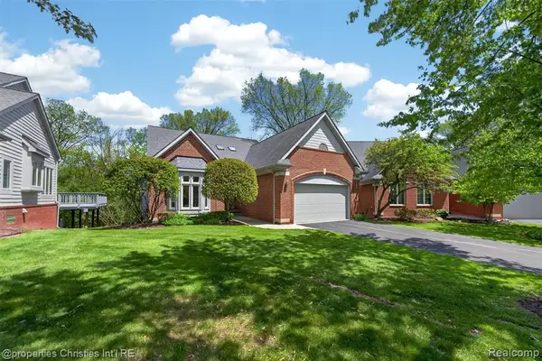 6390 Country Shire, West Bloomfield, MI 48323