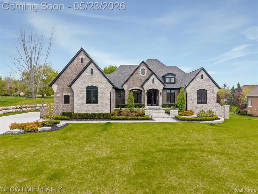 4805 Woodland Hills, Rochester, MI 48306 - #2
