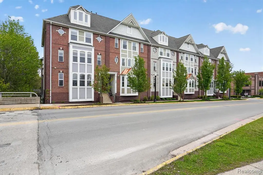 223 N Michigan #12, Howell, MI 48843 - #1