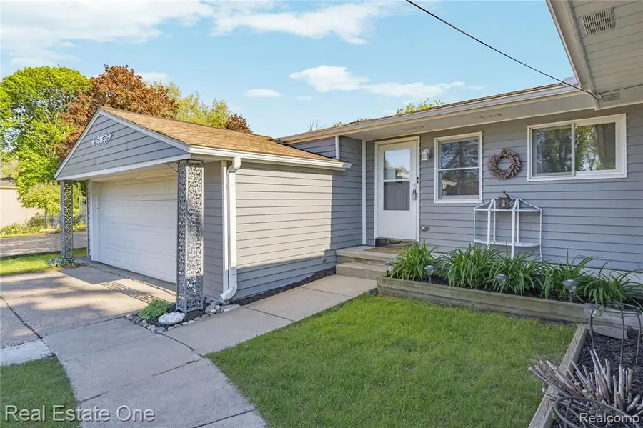 1825 Luneta, Commerce Township, MI 48382 - #2
