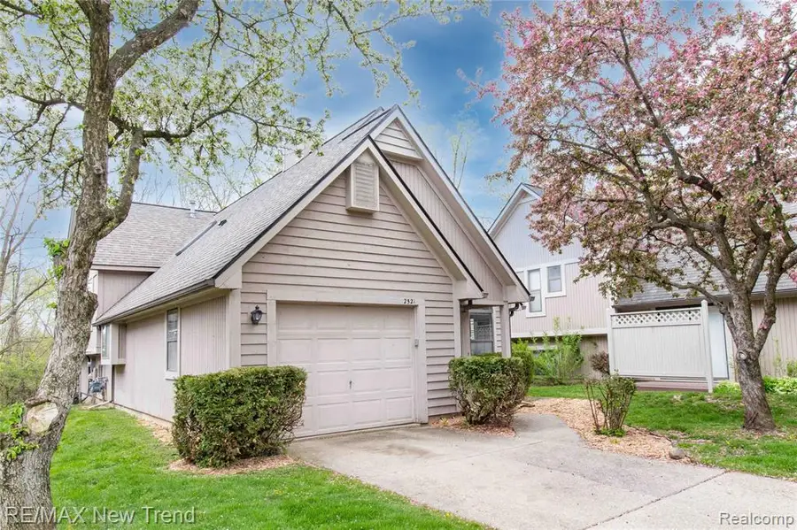 2521 Country Village, Ann Arbor, MI 48103 - #2