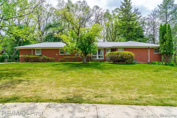 33277 W 11 Mile, Farmington, MI 48336