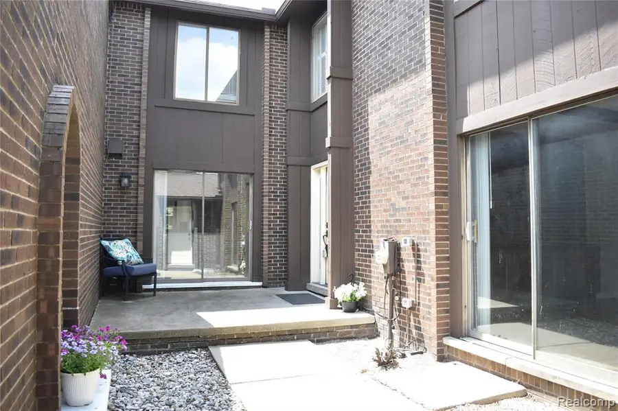 2073 Bordeaux, West Bloomfield, MI 48323 - #3
