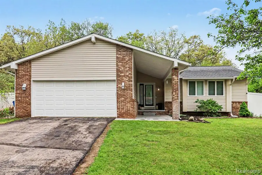 2770 Shady Hollow, White Lake, MI 48383 - #2