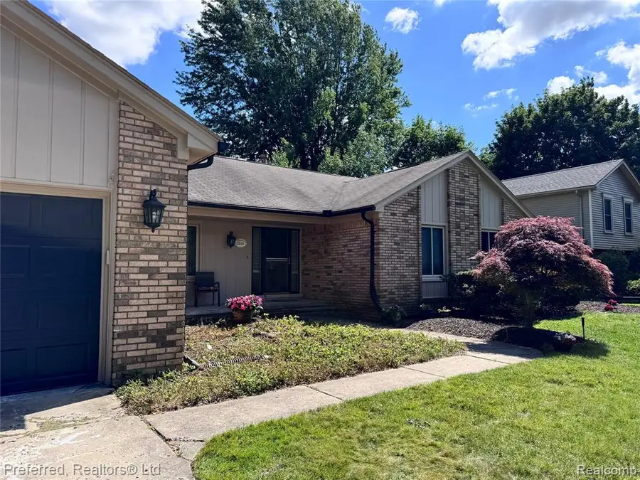 21225 Parklane, Farmington, MI 48335 - #3
