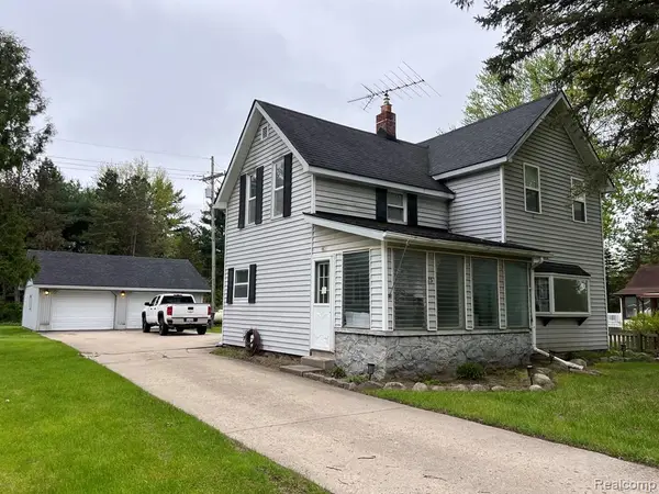 25 W Hunters Creek, Lapeer, MI 48446