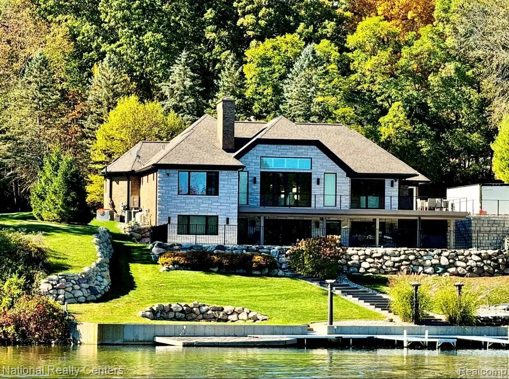 7050 Lake Shannon, Fenton, MI 48430 - #1