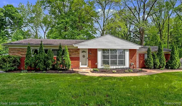 28442 Thorny Brae, Farmington Hills, MI 48331