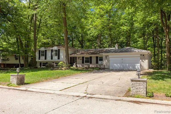21257 Woodfarm, Northville, MI 48167