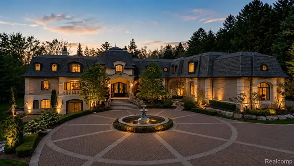 6250 Walnut Lake, West Bloomfield, MI 48323