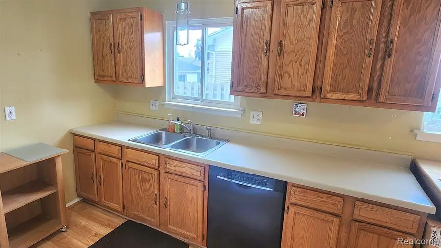 331 Detroit, Trenton, MI 48183 - #2