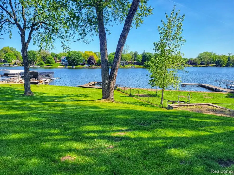 712 Wolverine, Wolverine Lake, MI 48390 - #2