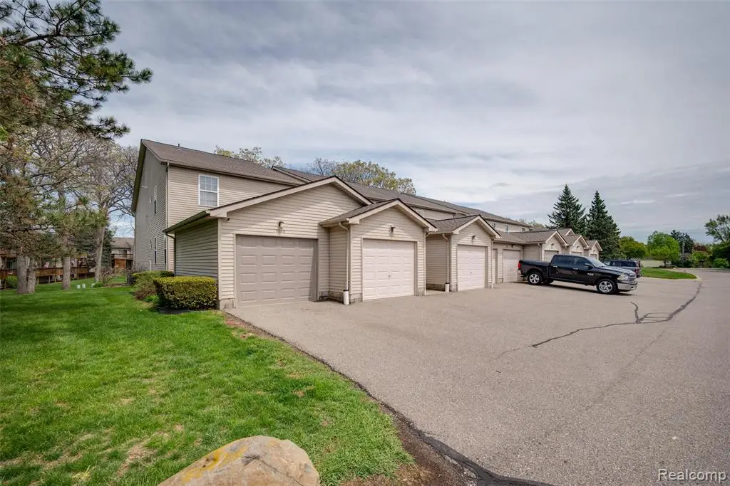 5026 Harbor Oak, Waterford, MI 48329 - #1