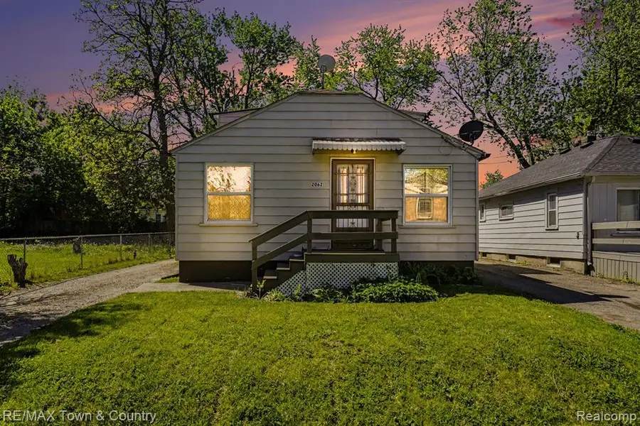 2062 E Schumacher, Burton, MI 48529 - #2