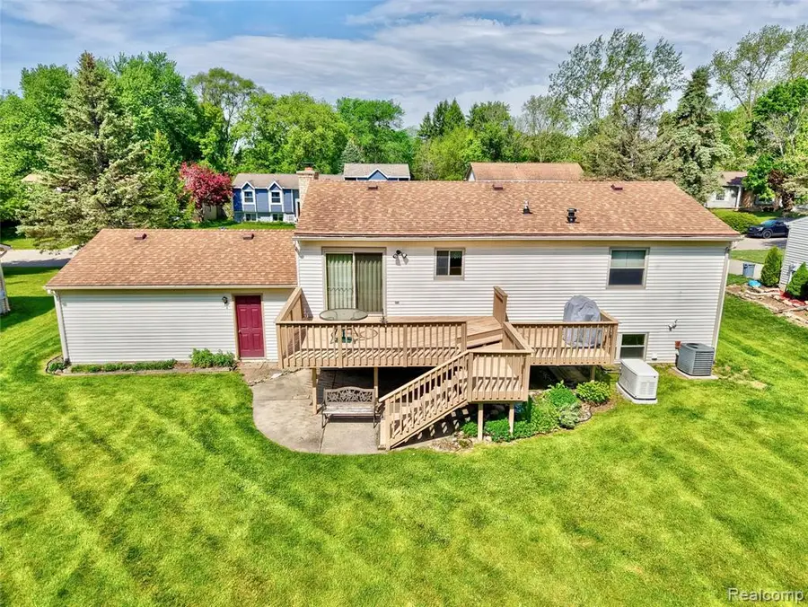 6059 Stockbridge Commons, Grand Blanc, MI 48439 - #2