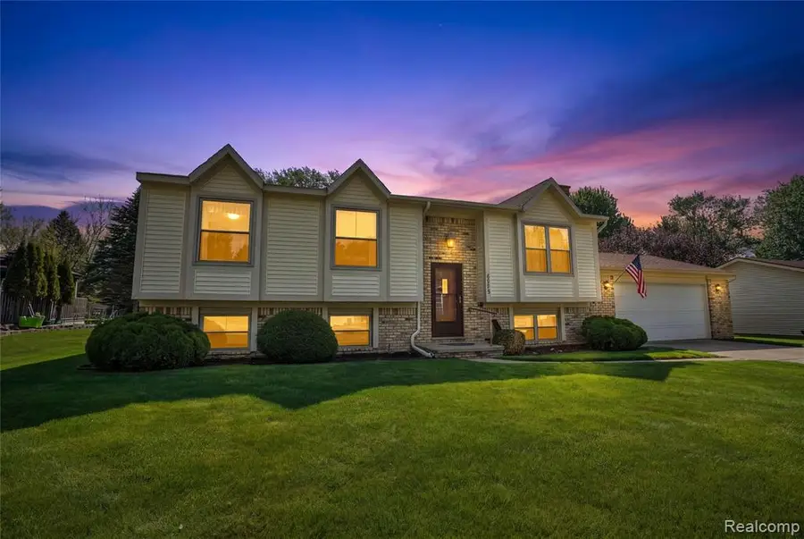 6059 Stockbridge Commons, Grand Blanc, MI 48439 - #3