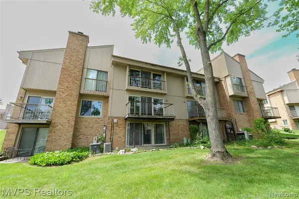 804 S Oak Brook Ridge #149, Rochester Hills, MI 48307