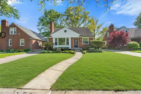 21252 Huntington, Harper Woods, MI 48225