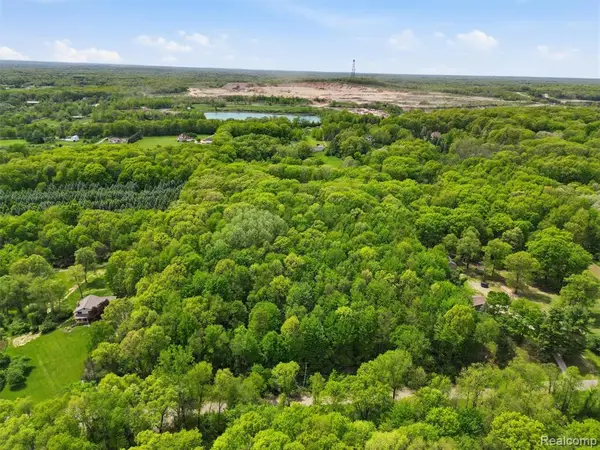 2220 Valley Gate, Milford, MI 