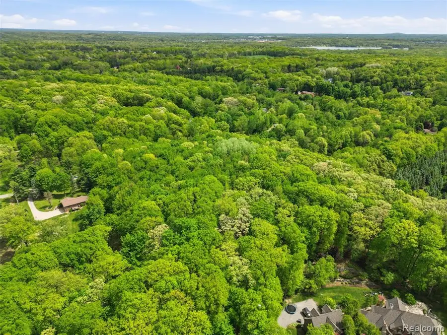 2220 Valley Gate, Milford, MI  - #2