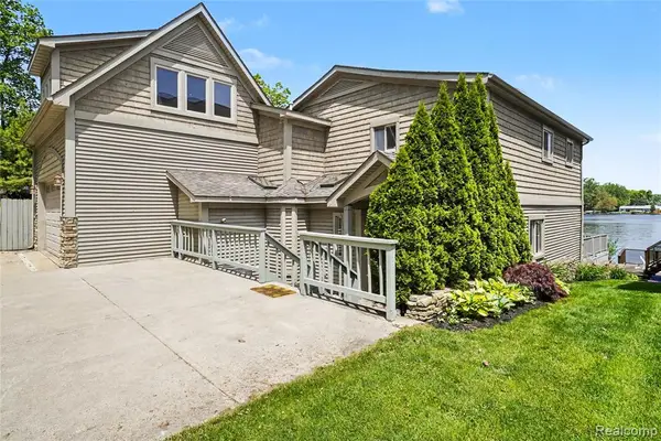8390 Peninsular, Fenton, MI 48430