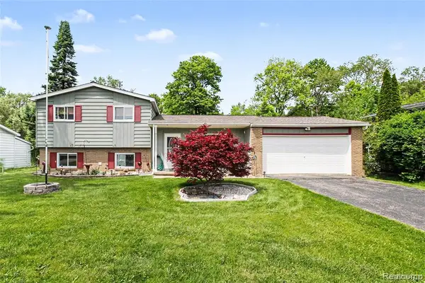 829 Holly Bush, Holly, MI 48442