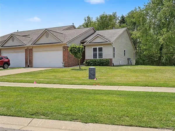 2263 Crystal Crossing, Howell, MI 48843