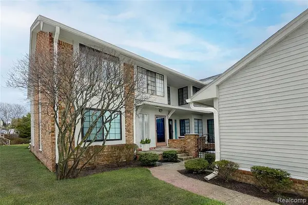 6011 Pebble Lane, West Bloomfield, MI 48322