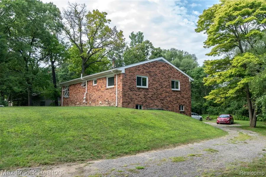 465 Robert, Auburn Hills, MI 48326 - #2