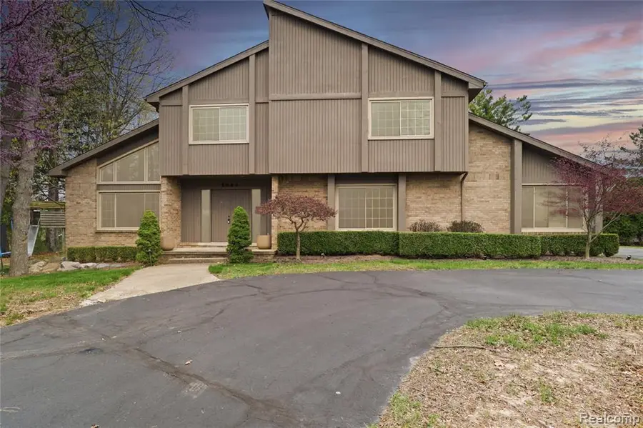 2084 Wabeek Hill, West Bloomfield, MI 48302 - #2