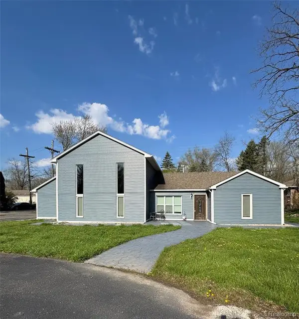 3700 Green Lake, West Bloomfield, MI 48324