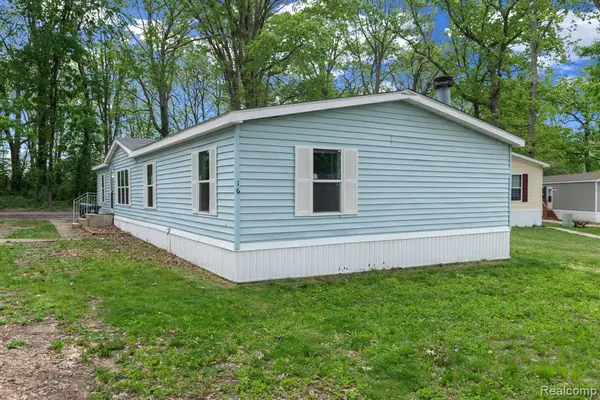 16 Canary Hill, Lake Orion, MI 48359