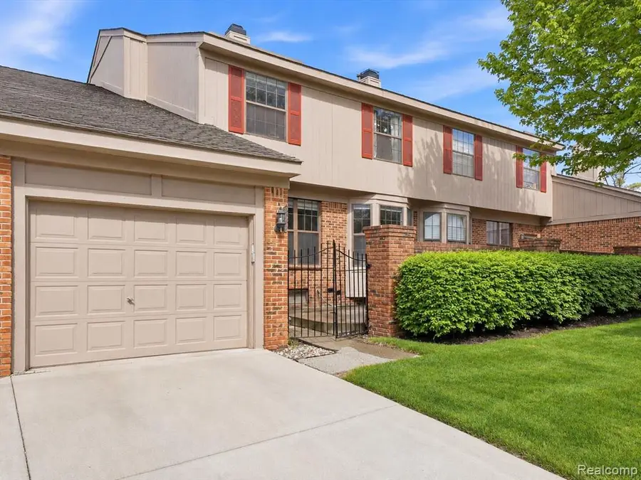 7342 Meadowridge, West Bloomfield, MI 48322 - #2