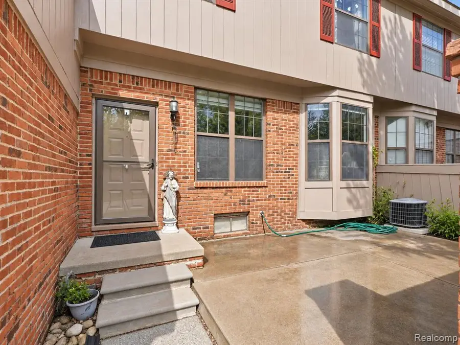 7342 Meadowridge, West Bloomfield, MI 48322 - #3