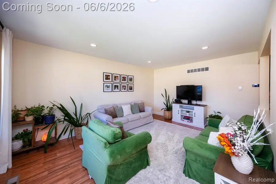 21076 Millbury, Trenton, MI 48183 - #3