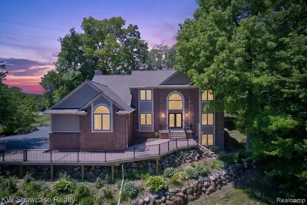 6220 Whispering Meadows, White Lake, MI 48383