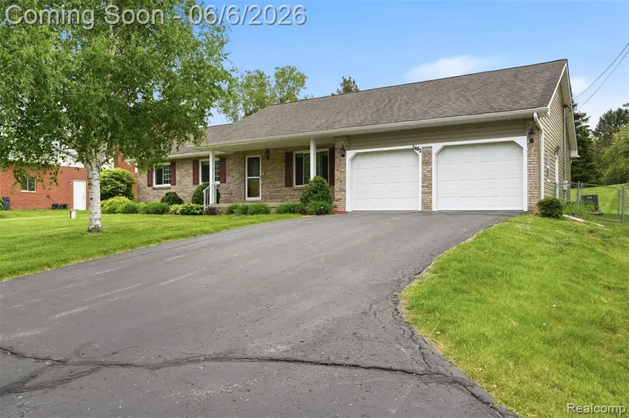 2482 Valley Lane, Grand Blanc, MI 48439 - #2