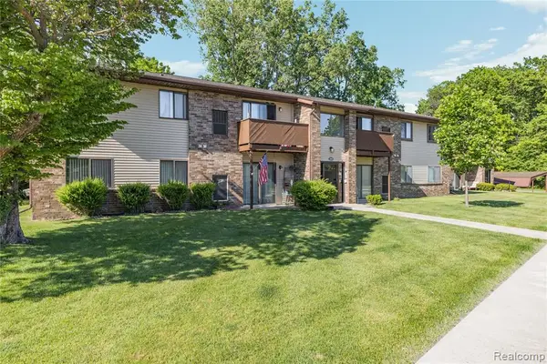 7806 Manor #101, Westland, MI 48185