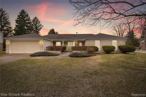 28977 Lake Park Dr., Farmington, MI 48331
