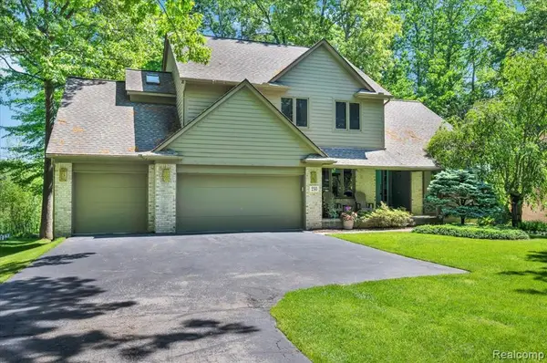 250 Woodcreek, Commerce Twp, MI 48390