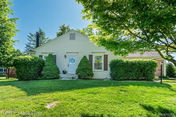 1242 Kings Cove, Rochester Hills, MI 48306