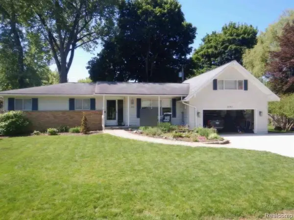 5045 Westcombe, West Bloomfield, MI 48324
