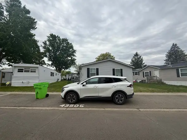 43505 Charlemagne, Sterling Heights, MI 48314