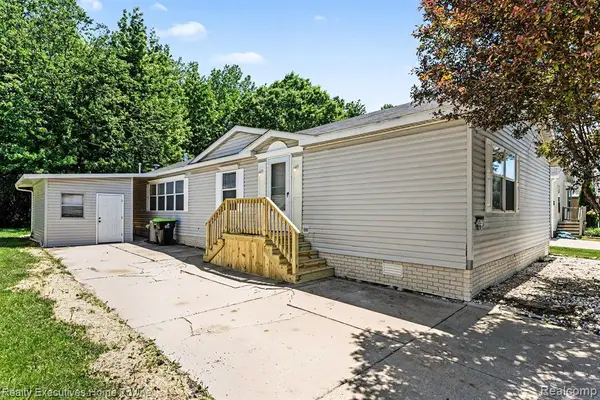 45822 Bonaventure Dr, Macomb, MI 48044